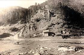 Der Bahnhof Spitzingsee. Links f�hrt die Trasse Richtung Blecksteinhaus