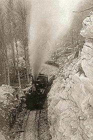 Ein Zug auf dem Weg zum Spitzingsattel bei der Fahrt durch den Felsdurchbruch.