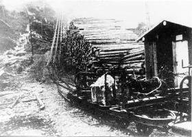 Die Talstation des Bremsberges I. Ein mit Material beladener Truck wartet auf die Beförderung hoch zum Spitzingsattel.