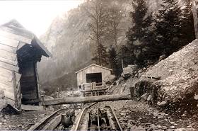 Die Bergstation des Bremsberges II am Osthang der Brecherspitz. Im Gebäude hinten war die Bremsanlage untergebracht. Der Sperrbalken über dem Gleis verhinderte ein unbeabsichtigtes abrollen der Trucks. Schön zu erkennen auch die Führungsrollen des Zugseils in der Gleismitte.