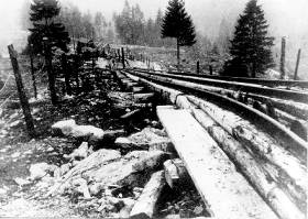 Der Bremsberg III von oben gesehen. Rechts die Führungsrollen des Zugseils. Die Holzunterkonstruktion zur Gewährleistung einer konstanten Steigung ist deutlich zu erkennen. Im Bild oben der zweigleisig ausgebaute Begenungsbereich der Trucks.