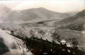 Ein Zug bei der Fahrt �ber die Laubenriesbr�cke